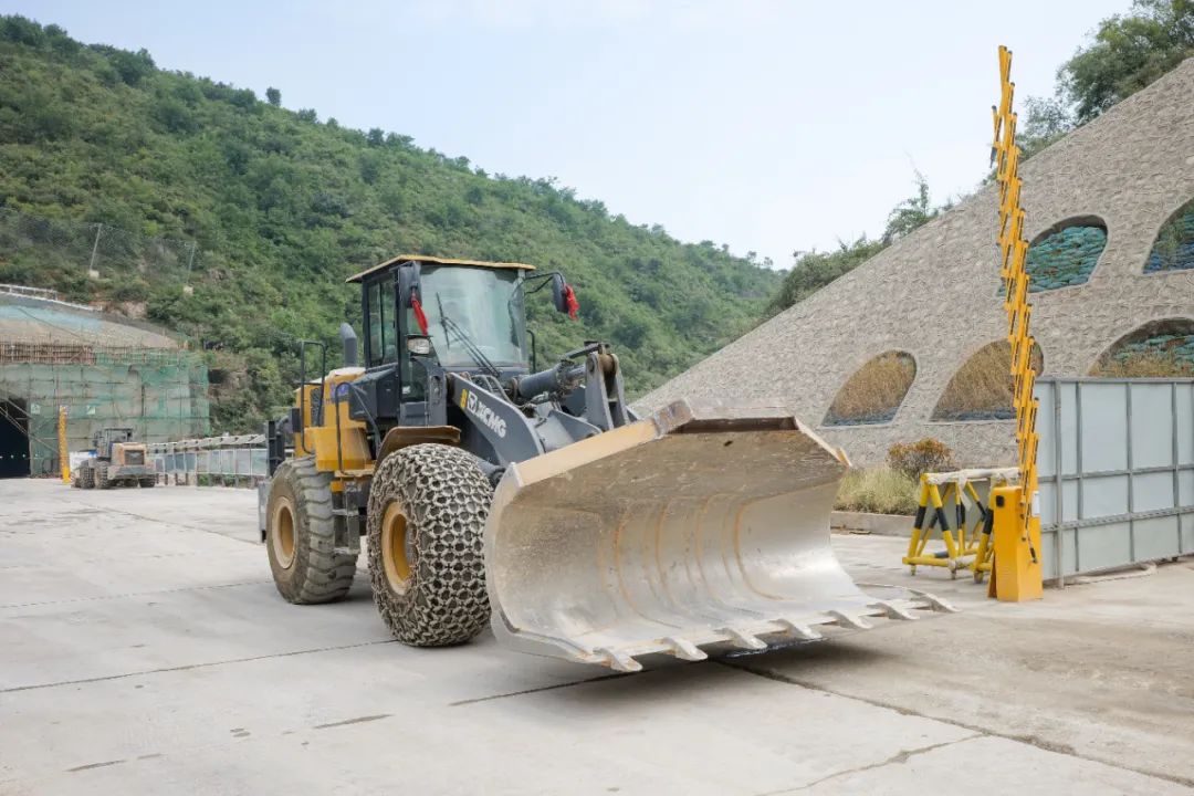 開山全能王，XC956側(cè)卸隧道施工顯身手