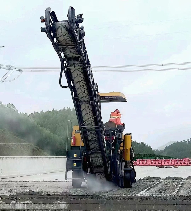 靠譜！徐工銑刨機(jī)化身“護(hù)路使者”助力巴平高速建設(shè)！
