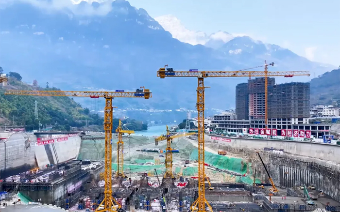 峽谷之間， 大渡河畔，徐工行走“鋼鐵巨人”助力水電建設