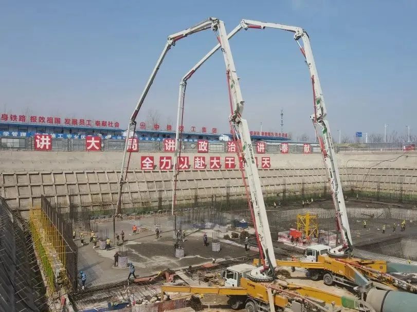 再創紀錄！徐工大米數泵車助建青島西海岸“第一高”
