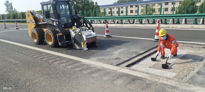 徐工滑移裝載機(jī)助力高速公路修復(fù)