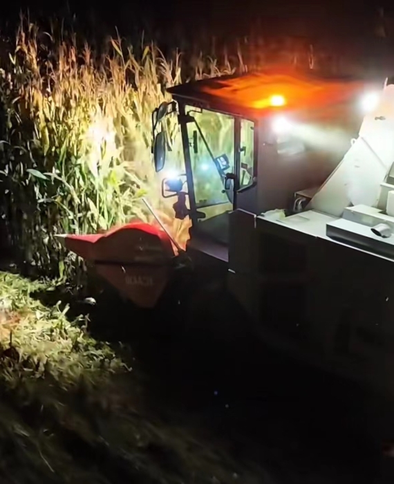 XCA430玉米收獲機夜間作業