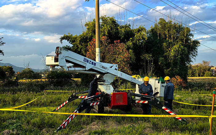 跨障穩如泰山，徐工履帶式絕緣斗臂車點亮廣東鄉間電力