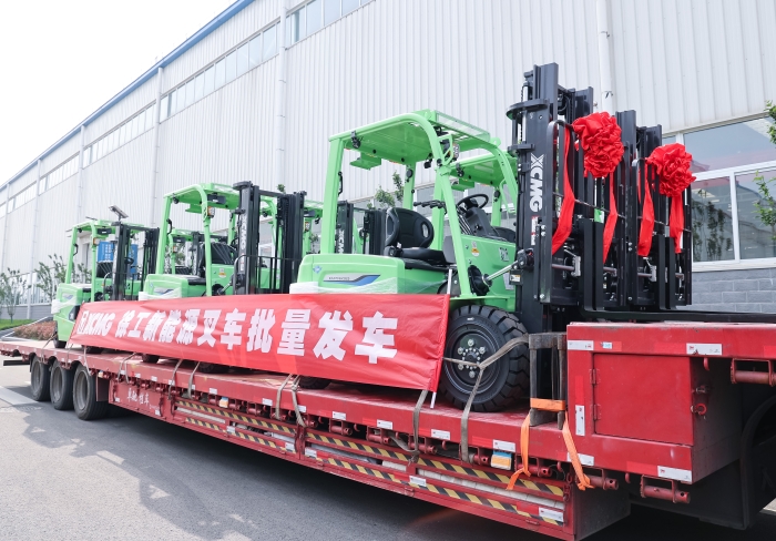 徐工鯤鵬系列電動(dòng)平衡重叉車，再掀浦東貨運(yùn)站高效物流新篇