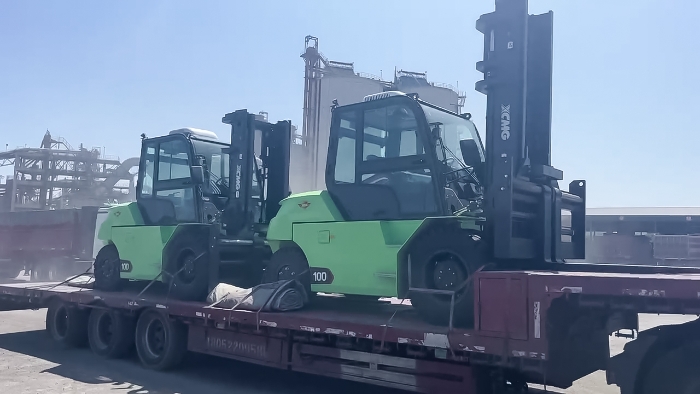 從室內(nèi)到室外，24小時(shí)不停歇！徐工孔雀叉車扎根新疆鋼材廠