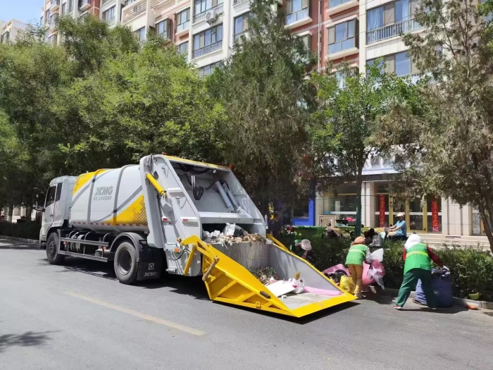 徐工后裝壓縮式垃圾車助力瓜州：高效收轉運破解戈壁城市環衛難題