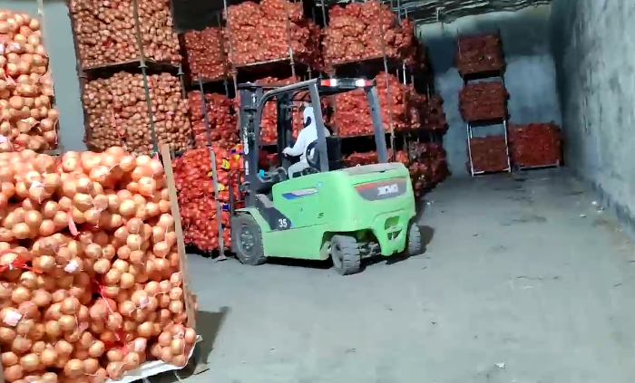 徐工鯤鵬系列新能源叉車，為食品冷庫工廠注入綠色動(dòng)能
