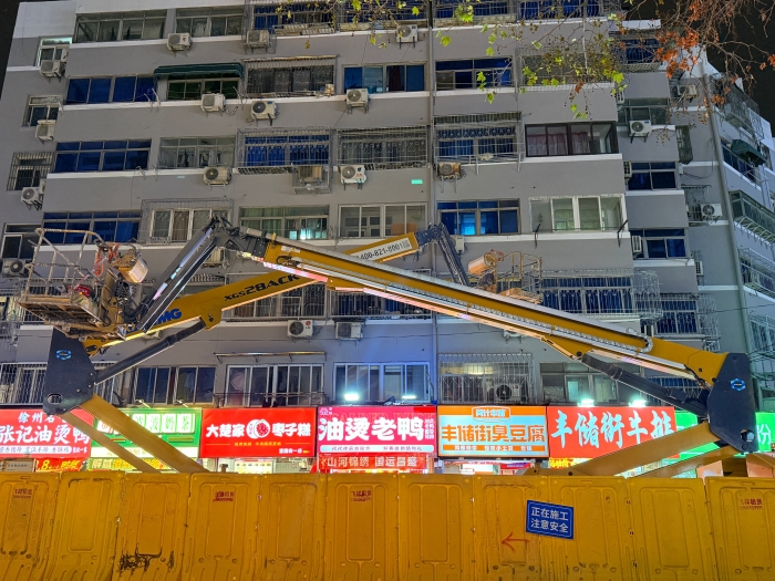 穿街過(guò)巷的“改造藝術(shù)家”！徐工電動(dòng)直臂高空作業(yè)平臺(tái)精準(zhǔn)施技豐儲(chǔ)街改造