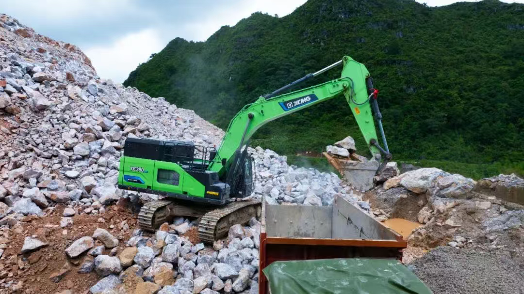 廣西“石料大戶”親測(cè)：徐工XE380EV電挖，年省六七成！