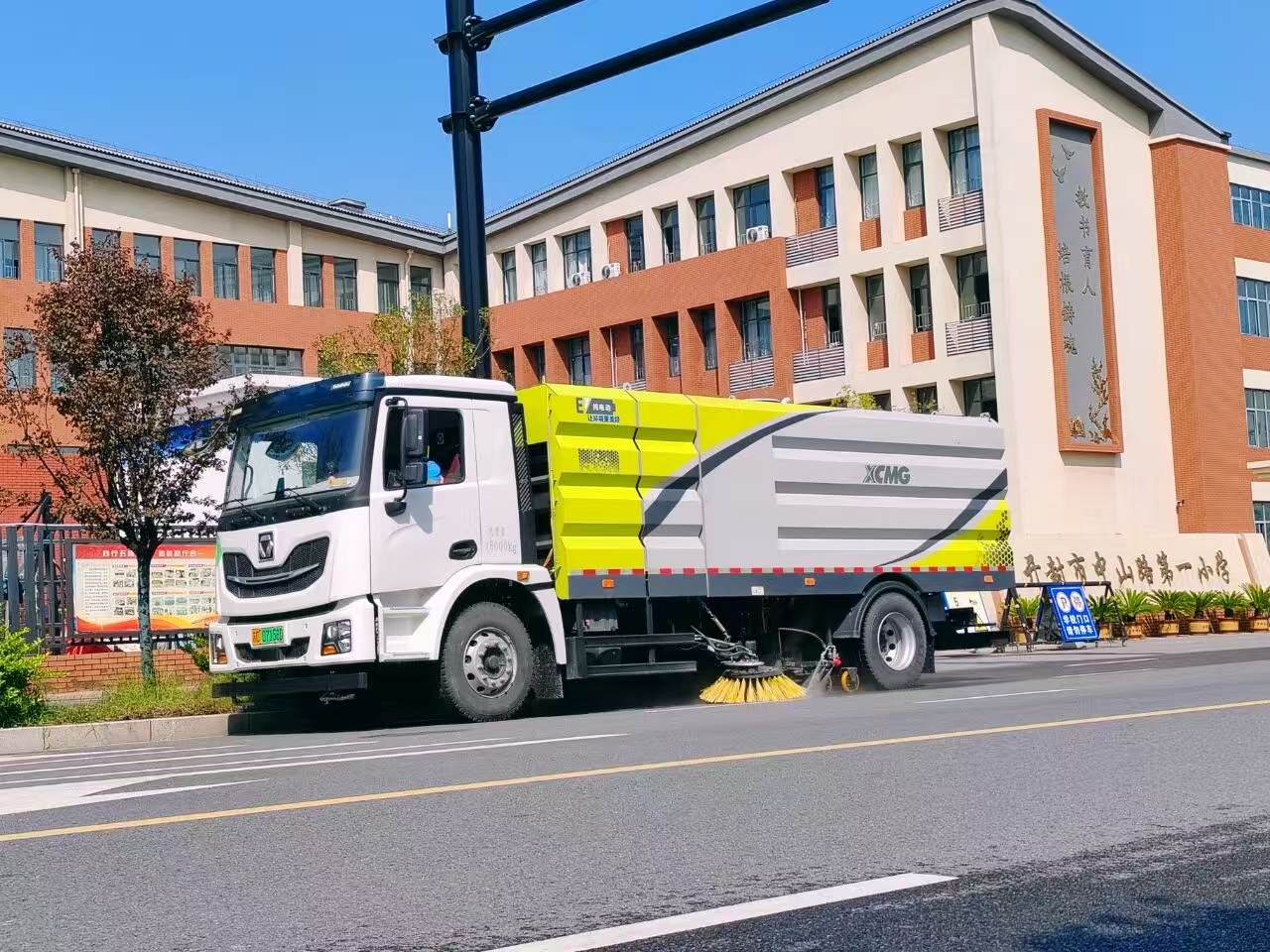 徐工洗掃車“硬核出擊”，開封中山路煥新升級