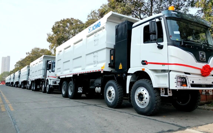 徐工純電動(dòng)自卸車列隊(duì)出海，助力當(dāng)?shù)孛禾窟\(yùn)輸綠色轉(zhuǎn)型