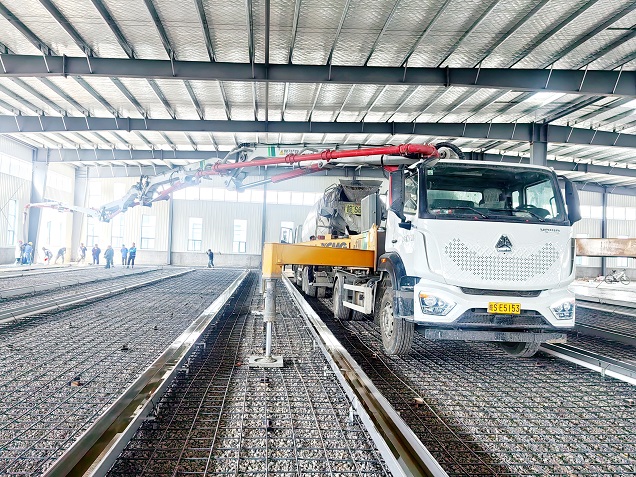 低展開高度破解施工難題！徐工33米泵車廠房內(nèi)狹小空間顯身手