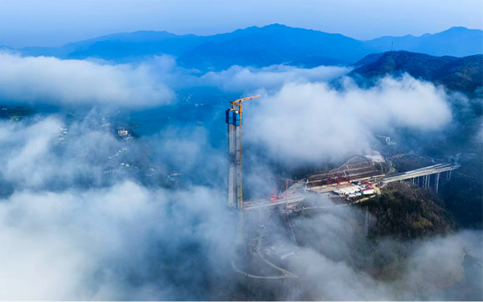 徐工雙塔助建新洲特大橋，擎起秦巴“天空之門”