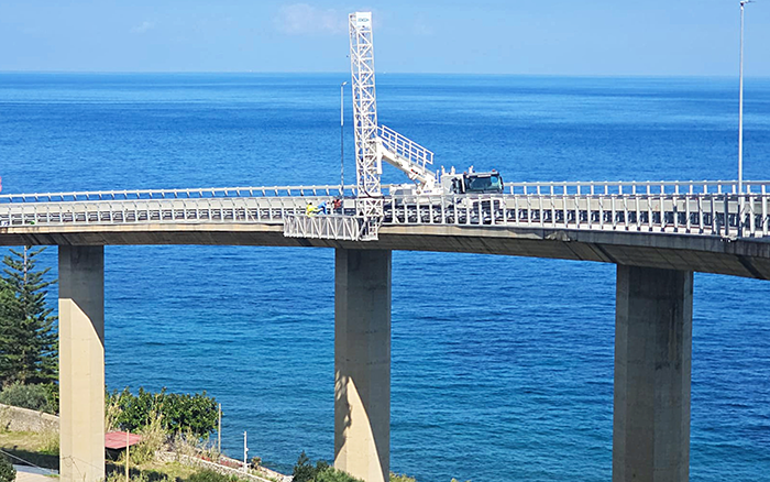 徐工橋梁檢測車再度出海，護航西西里海大橋運維