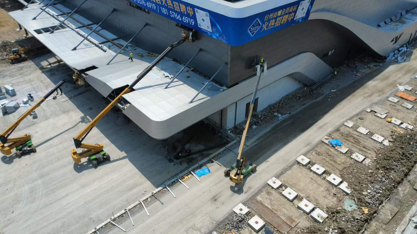 28 米高空大顯身手→徐工純電臂車點(diǎn)亮臺(tái)州山姆新風(fēng)貌