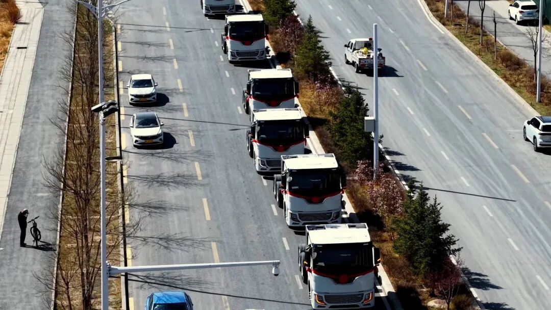 徐工純電動(dòng)牽引車助戈壁“綠色轉(zhuǎn)身”