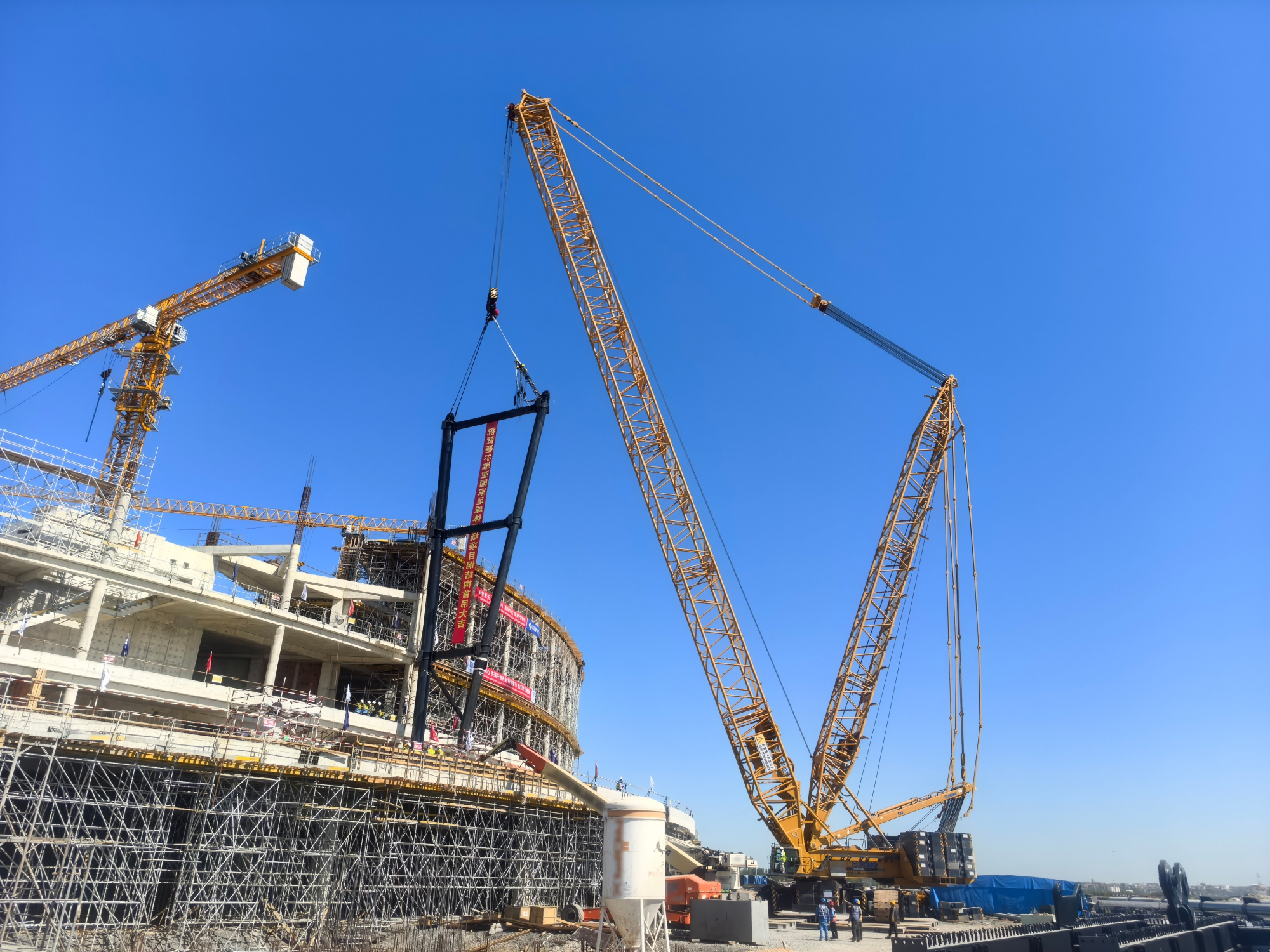 重磅首吊！XGC15000A履帶起重機(jī)助力塞爾維亞國家足球體育場建設(shè)