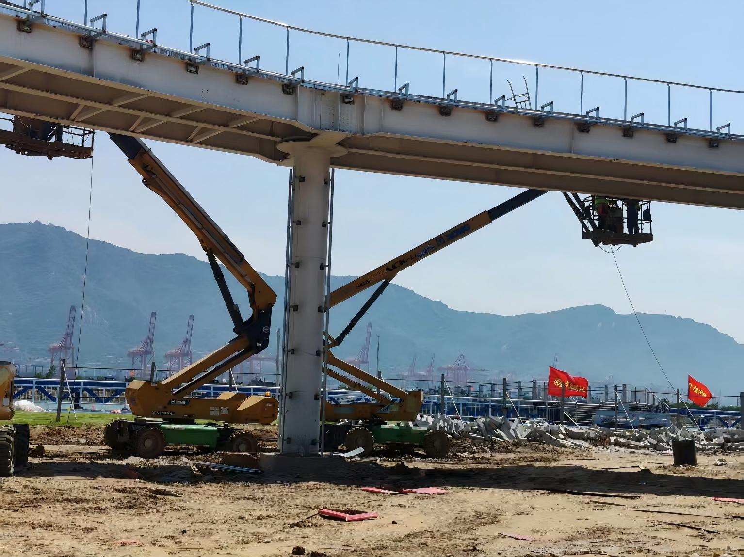 鹽霧里搭起 “空中環(huán)線”！徐工高空作業(yè)平臺(tái)奮戰(zhàn)連島景區(qū)建設(shè)