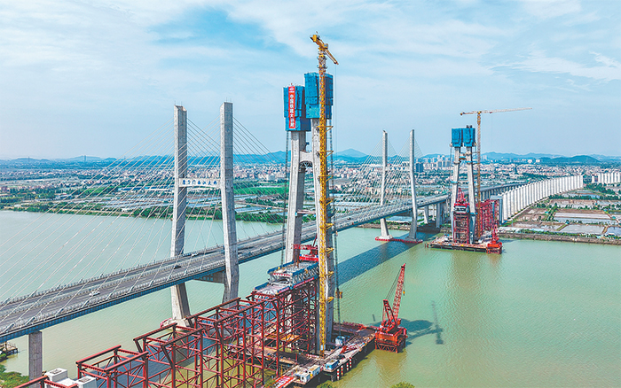 鋼鐵巨臂耀珠江：徐工XGT7527A-18S助力深江鐵路主橋建設