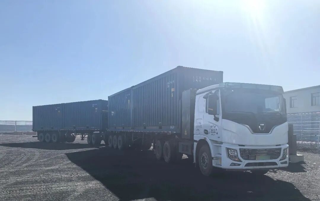 跑240公里電量還剩70%！徐工新能源牽引車下坡變成“充電寶”
