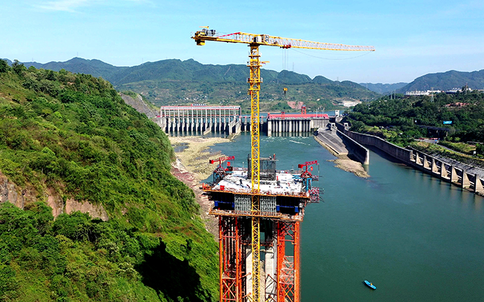 徐工雙塔助建嘉陵江畔的“鋼鐵脊梁”